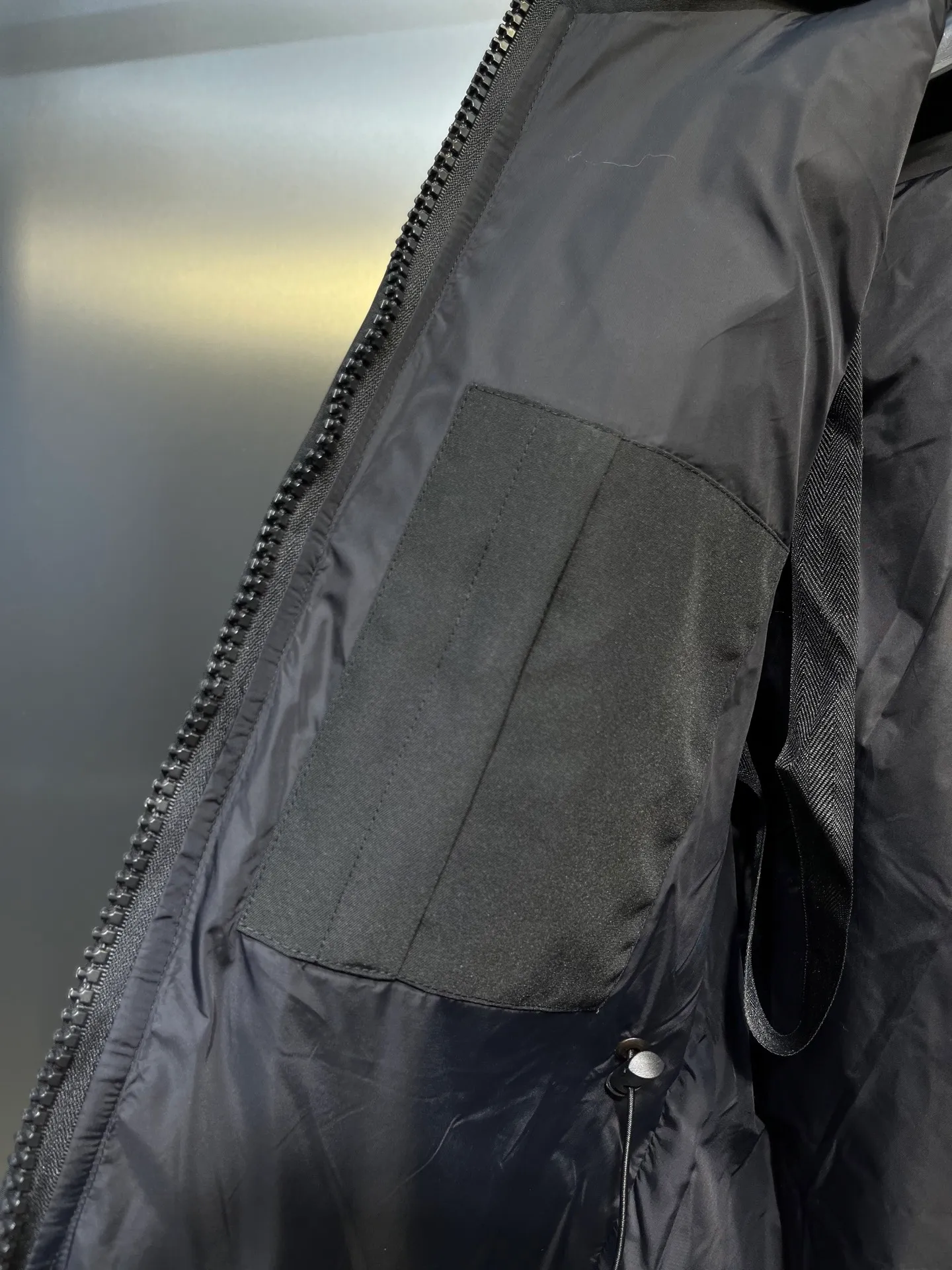 P860 Canada Goose Canada # Expedition04 Parker, a treasure of Canadian origin! Limited supply worldwide! Canada Goose Model 04 is a top-notch couple model, polar cold-proof outdoor series fur collar detachable hooded parka down jacket, the first Goose in 2024. I hope my partners like the top quality, and I hope everyone can evaluate it together! The most popular cool items of the Big Goose family in 2024 are online. The same popular product of Yi Yang Qianxi is said to be a joint limited edition Big Goose that cannot be bought in autumn and winter. If you dislike the sameness of the Big Goose in the past, then this model will definitely give you a different experience! This year's most powerful couple's collection for autumn and winter is online, a top-notch luxurious ready-to-wear style, paired with an outdoor warm down jacket with great style and charm! The most standard and classic items of the Daye family in the past two years are equipped with unique reflective stripes for embellishment, which further shows the high-end fashion performance effect. With the embellishment of hardware buckles, it has excellent performance effect. The upper body is clean, simple and elegant, even for urban leisure. It is suitable for various occasions. Designed with large pockets, this model has a large capacity and is equipped with reflective stripes, making it safer at night. It is suitable for various adventure activities. It is made of windproof and waterproof technical materials. The interior is filled with full white duck down, which is absolutely cold-proof and warm. It also has a stand-up collar design and fine fluff at the collar, with meticulous attention to detail! The charm of this model is also more spiritual, and the upper body has more temperament and specifications. It perfectly shows the ultra-high standard of fashionable performance of this model, integrating outdoor and life, and you can even create high-street wear! The most pinnacle limited-edition goose that we have presented so far, both in terms of design and detailed materials, it is completely outstanding. The grand and evergreen version design is matched with cool reflective elements. The overall appearance can be said to be quite high, and it has that kind of powerful outdoor performance! It combines high-end casual attributes with high-street style. It is high-grade, domineering, warm, and beautiful. The visibility of the upper body is quite strong, and the configuration of the owl element is highly brand-recognizable. It fully complements the overall brand performance and visual effects, and also has the high-end sense of fashion and fashionable performance. It is a must-buy product because it is the most awesome down brand on the planet and one of Canada's three national treasure brands. It is also a sentimental down luxury brand. In the field of polar cold-proof clothing, Goose has made an irreplaceable contribution... Size: xs s m l xl